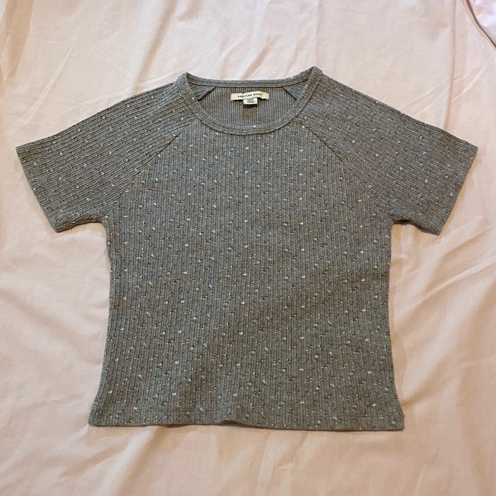 american eagle gray cropped flower tee!